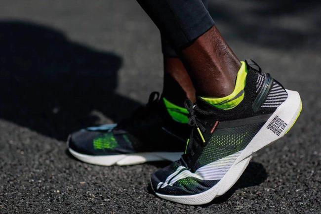 李宁䨻专业竞速跑鞋在青马一战成名