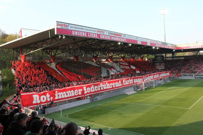 狂热的球场氛围