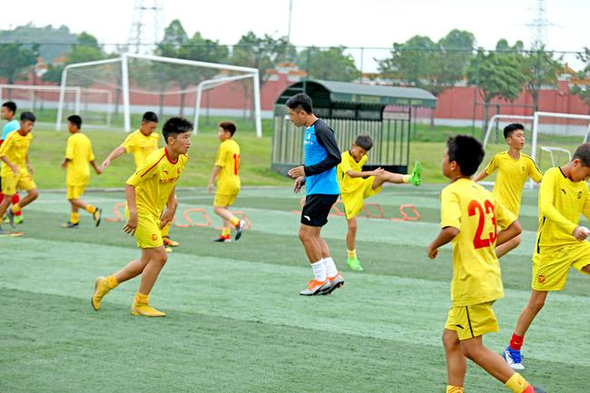 恒大足校U13-1队在校内进行日常训练。
