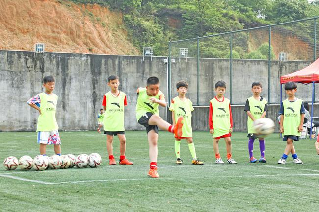 2019年，来自全国各地的小球员参加恒大足校招生测试