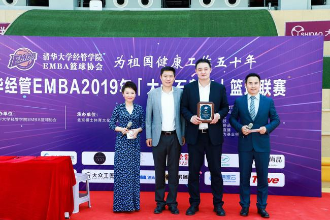 清华经管EMBA篮协会长王万富（左）为主教练焦健（右）授牌