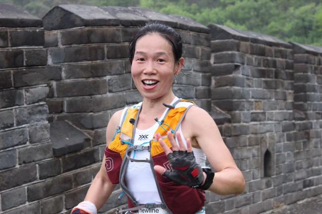 X-BIONIC品牌签约运动员郑丽萍正在参加崖关长城国际马拉松比赛