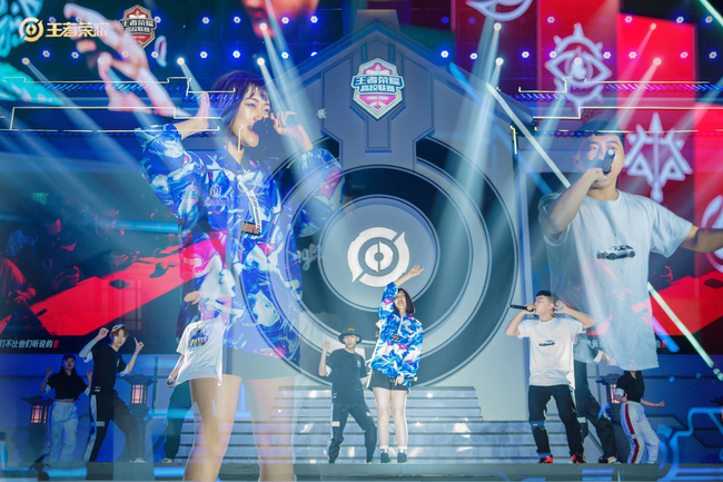 学生现场演唱高校联赛原创歌曲《we are ready》