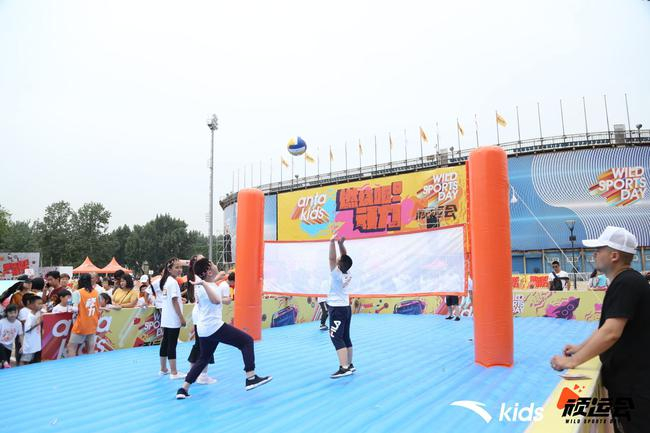 小顽童们在体验蹦床排球