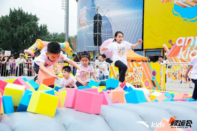 小顽童们在体验顽趣障碍跑环节