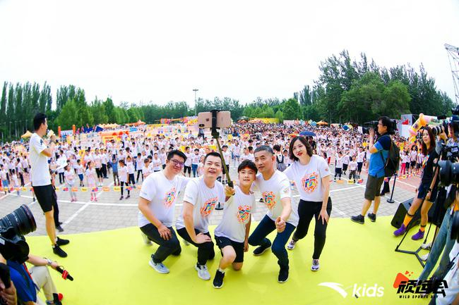 安踏儿童代言人张悦轩（中）与安踏儿童高管合影