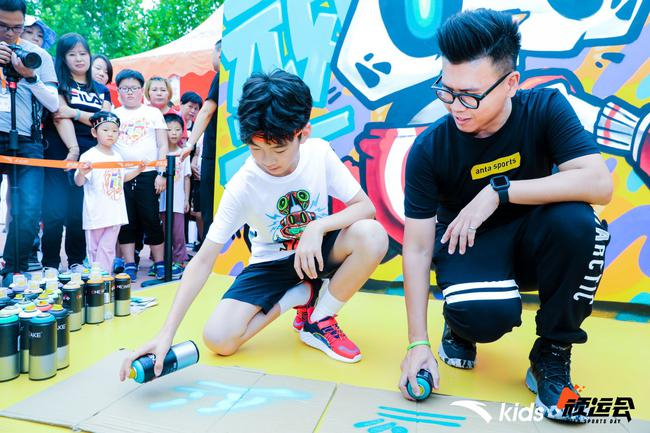 安踏儿童代言人张悦轩（天天）与亚洲涂鸦艺术家BOUNCE