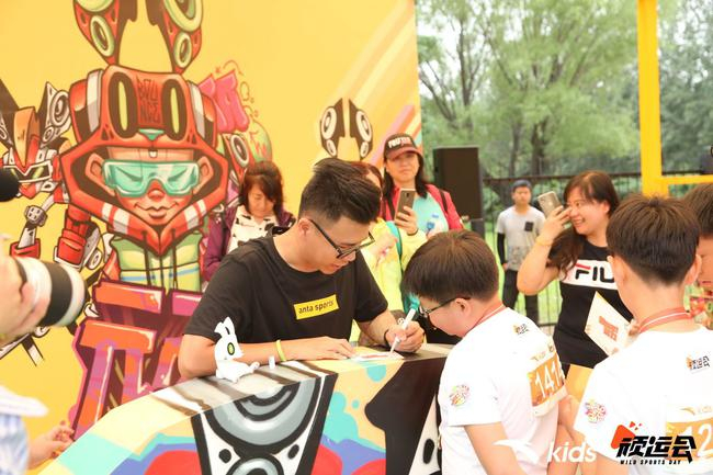 BOUNCE在顽运会现场签售与安踏儿童联名款服装