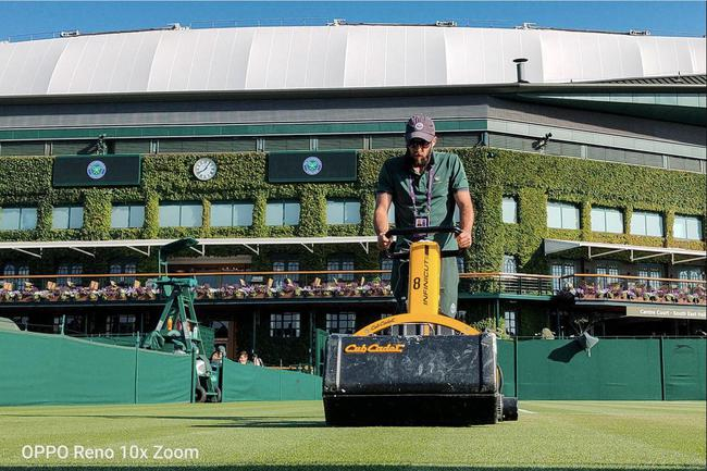 工作人员在修剪、维护草场