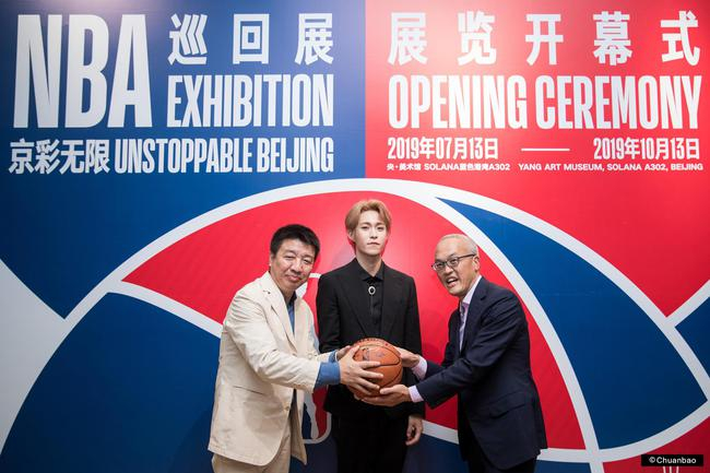 NBA中国CEO张墀驹与人气偶像坤音四子ONER队长岳岳交换礼物
