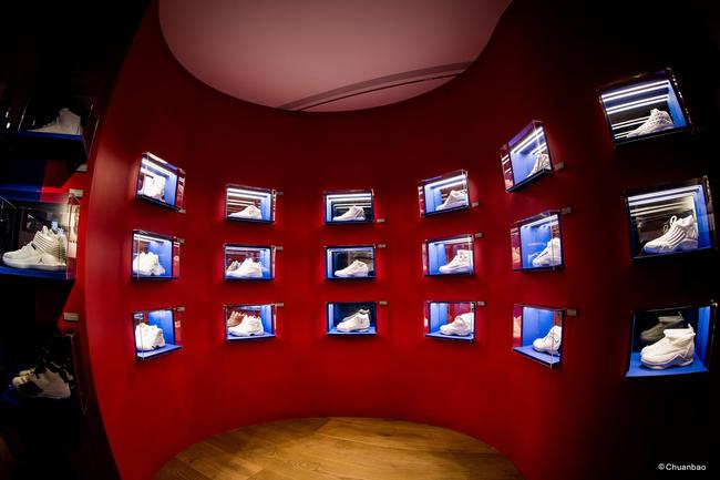 潮流区的球鞋墙