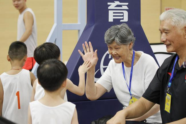 姚明的父亲母亲也莅临现场观看小球员比赛，并为冠军球队颁奖