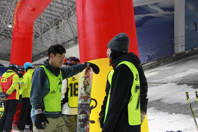 选手们相互交流学习