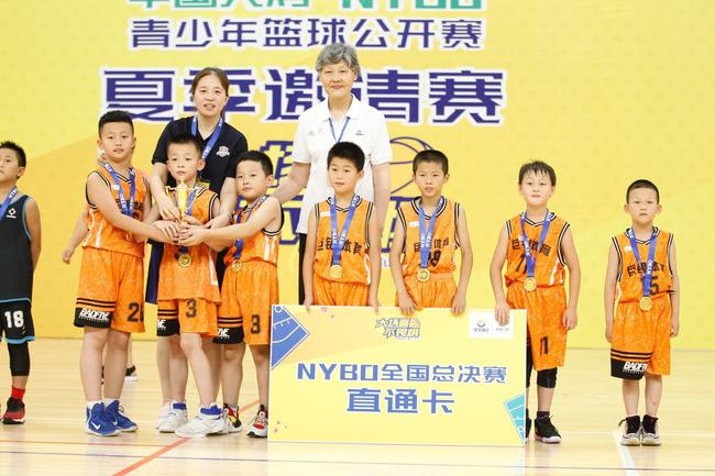 前上海男篮运动员、姚明的父亲姚志源为U6组冠军宜春红兴体育队颁奖