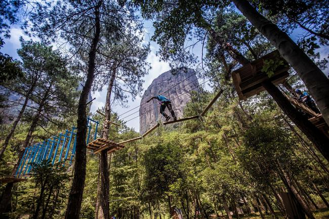 选手体验集趣味性、挑战性于一体的攀越丛林挑战赛