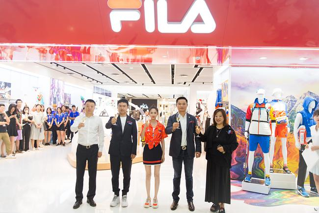 　　FILA及北京朝阳大悦城商城领导与陈钰琪共同举杯庆贺 　　（左一：北京朝阳大悦城运营总监曹俊先生，左二：FILA运动时尚事业部总经理敦伟先生， 　　左三：青年演员陈钰琪小姐，右二：FILA集团华北零售运营大区副总经理杨春先生， 　　右一：FILA集团华北零售运营大区FILA事业部总监刘悦女士）
