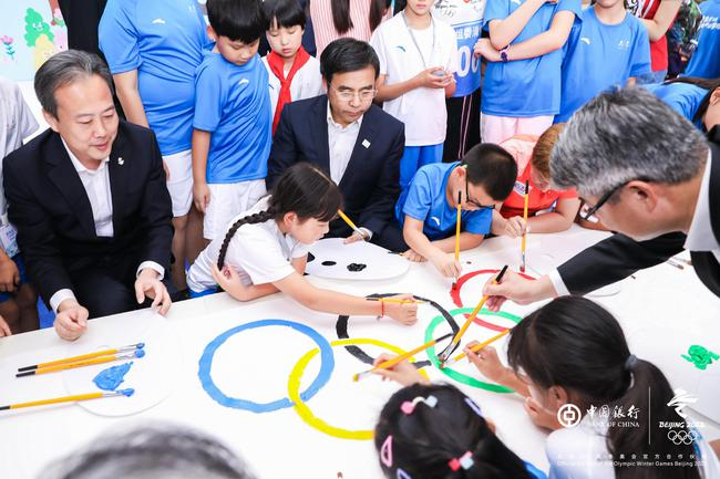 参会嘉宾与孩子共绘五环