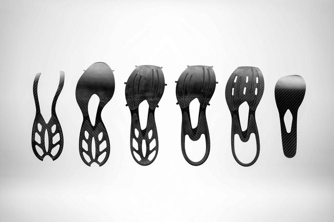 李宁䨻飞电竞速跑鞋精英运动员版，异构碳板结构演进