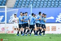 中超-郑龙头球破僵董岩锋乱战破门 一方2-0胜深足