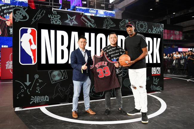 左至右 NBA中国首席财务官张文正 乐运体育董事长邓宇 NBA传奇巨星斯科蒂-皮蓬