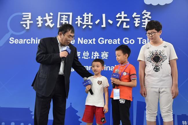 聂卫平与围棋小先锋们