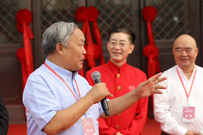 　　中国书法家协会理事、天津市书协主席唐云来在六小龄童艺术馆天津馆渔文化书画鱼拓艺术展及西游文化主题讲座剪彩仪式前致辞