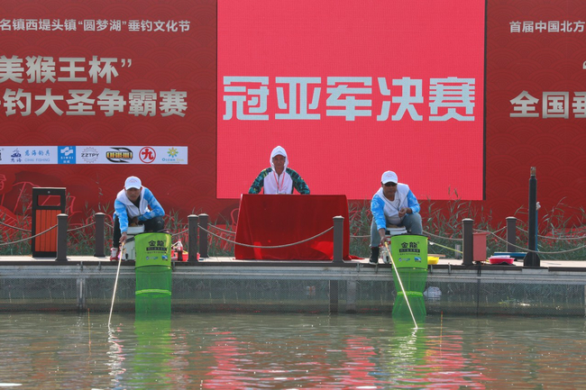 冠亚军决赛，左为冠军杨泽吏，右为亚军穆瑞琪
