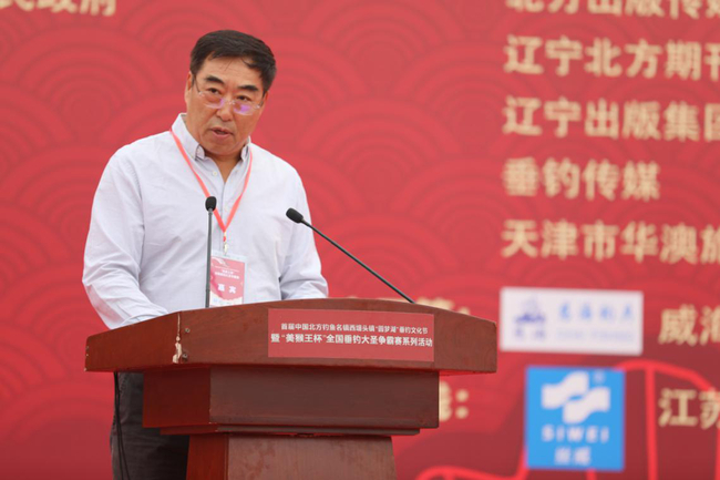 　　中国休闲垂钓协会副会长、仿生饵钓分会会长刘强在开幕式上宣读协会关于“中国西堤头镇·休闲垂钓小镇”授牌决定文件。