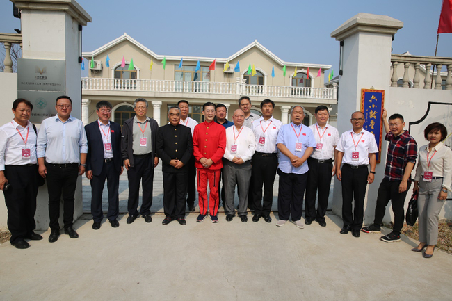 所有嘉宾在六小龄童工作室门前合影留念