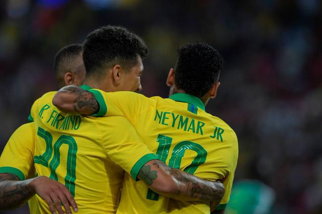 菲尔米诺与内马尔庆祝进球