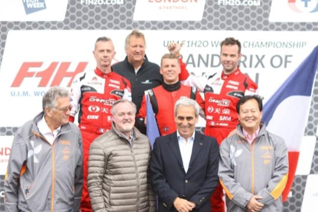 　　在天荣体育首次成功运营的海外赛站——F1摩托艇世锦赛伦敦大奖赛上，丘里（前排右二）与国际摩联F1委员会委员李浩杰（前排右一）为登上领奖台的选手颁奖