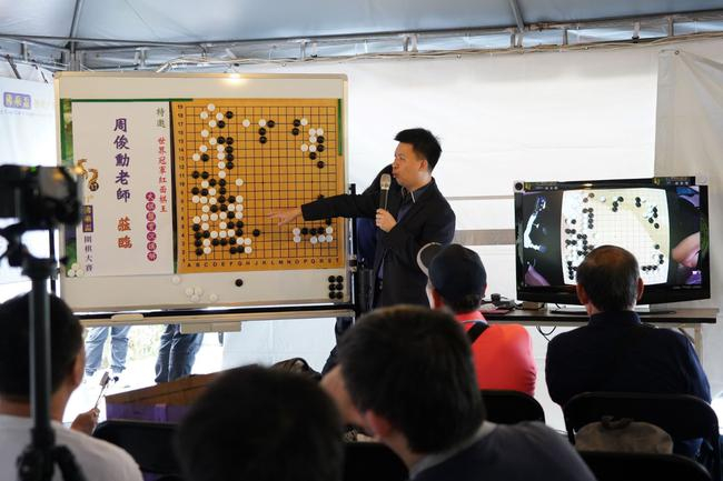 大会在13日邀请世界棋王周俊勋为关键赛事进行现场同步大盘讲解