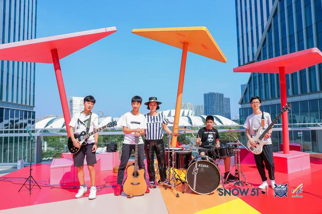 SNOW51会员组成的乐队为大家现场表演