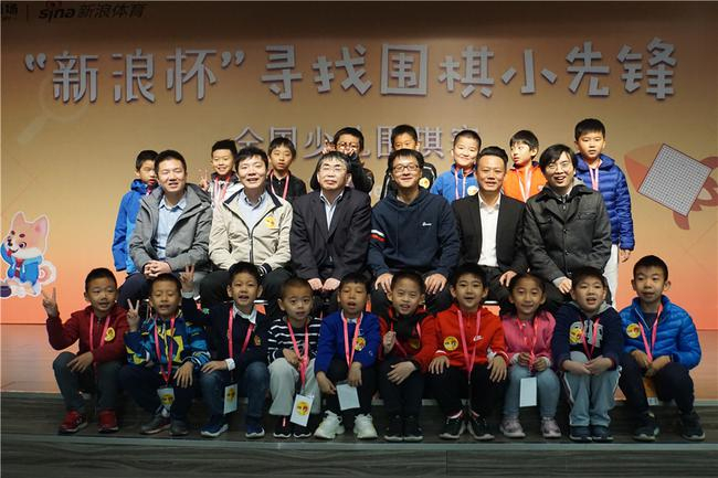 开幕式上孩子们与嘉宾合影留念