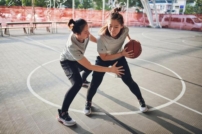 中国三人篮球国家队女队穿着Curry 7