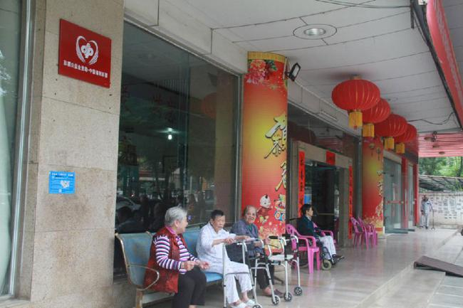 在百色华宇乐安老院主体大楼内挂着印有“福彩公益金资助——中国福利彩票”字样的牌子