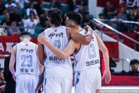 周琦29+11费尔德25+11+13 新疆32分大胜广州