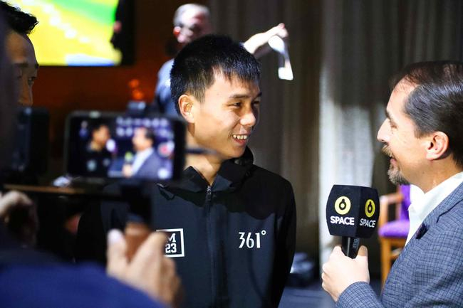 徐灿全程英语接受采访