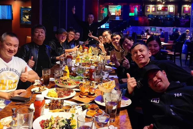 硬石餐厅的庆功宴