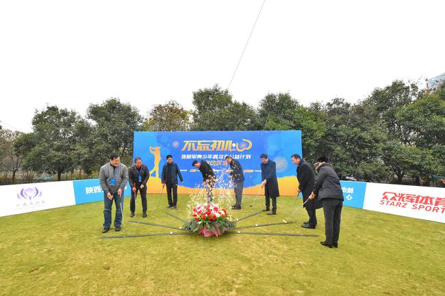 　　车胜波、潘红军、陈波、张新军、邹军、郑智伟、陆浩、丁杰共同启动张新军青少年高尔夫公益计划（从左至右）