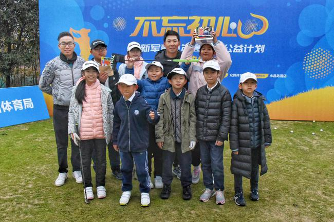 张新军与参加训练营的小球员合影留念