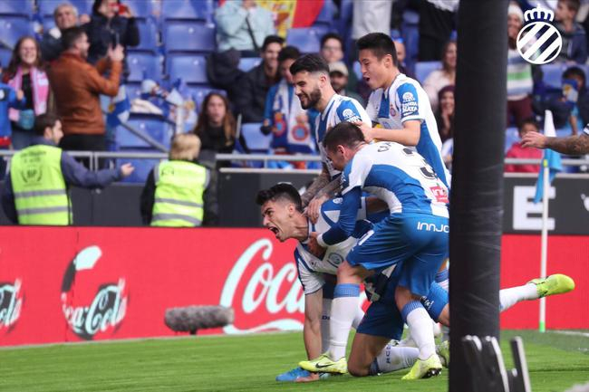 武磊同队友庆祝罗卡进球