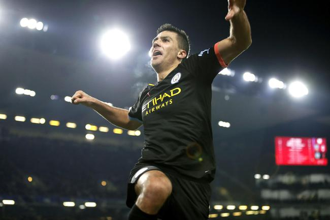 罗德里庆祝进球