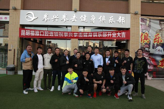 世界拳王熊朝忠和师弟杨兴新等合影