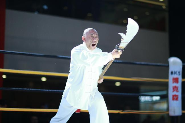 崔明伟表演《春秋大刀》