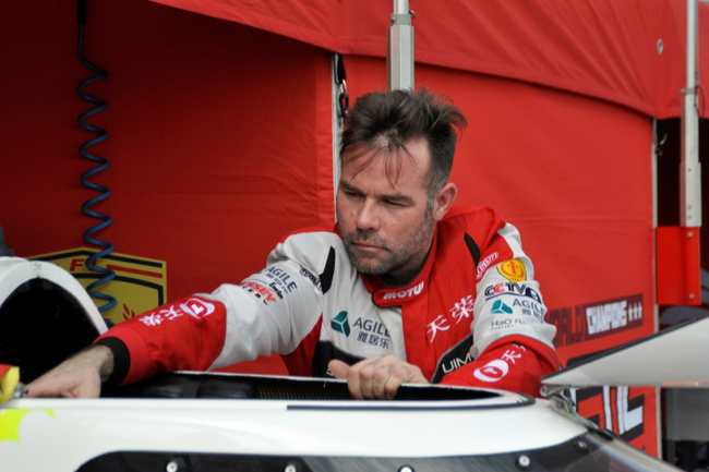 赛前，彼特•莫林对赛艇进行检查