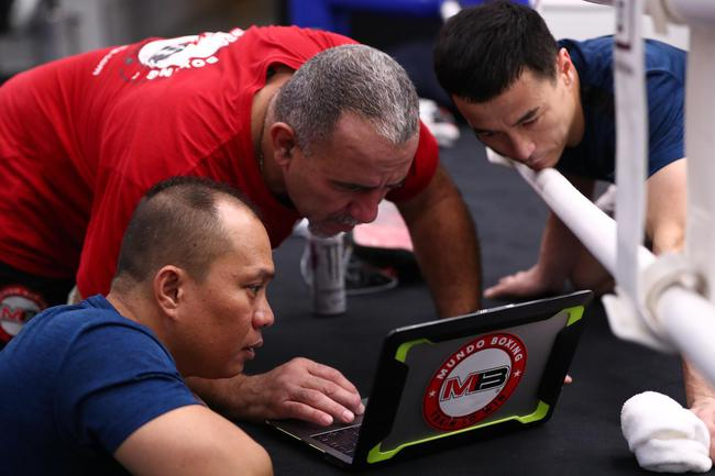 和古巴教练佩德罗以及菲律宾教练尼诺一起备战