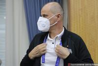 上港亚冠对手戴口罩来发布会 遭球迷吐槽没戴对|图