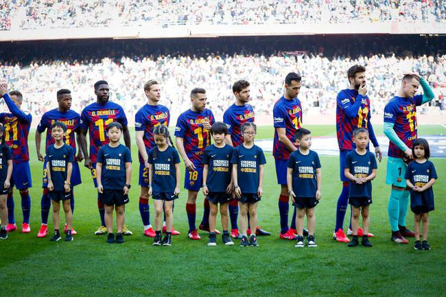 巴萨赛前仪式声援武汉 球童穿特别T恤:中国加油！