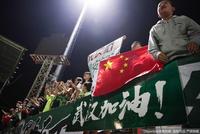 全国球迷电视前看国安 但我们想念现场看球的滋味